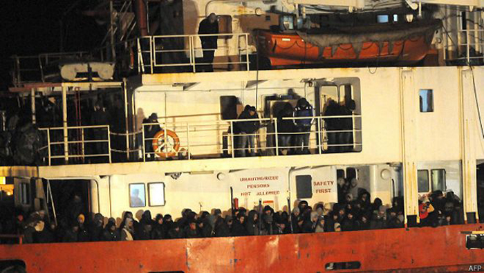 Grandes barcos abarrotados con migrantes cruzan el mar Mediterráneo, donde muchos mueren asfixiados o por no usar chalecos salvavidas.