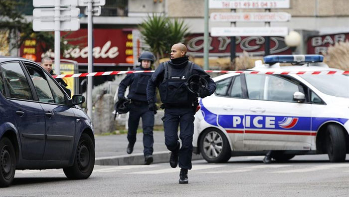 Desde la semana pasada la policía se encuentra en las calles de la capital francesa tras los atentados.