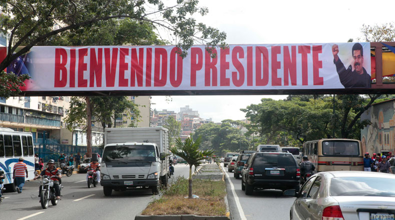 El pueblo colocó pancartas de bienvenida al Presidente en la capital venezolana.