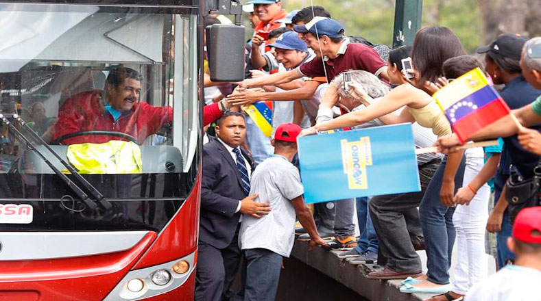 Con consignas de júbilo rodeaban el autobús del Presidente para saludarlo.