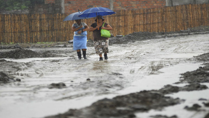 Las lluvias también provocaron el colapso de un puente entre las provincias costeras del Guayas y El Oro.