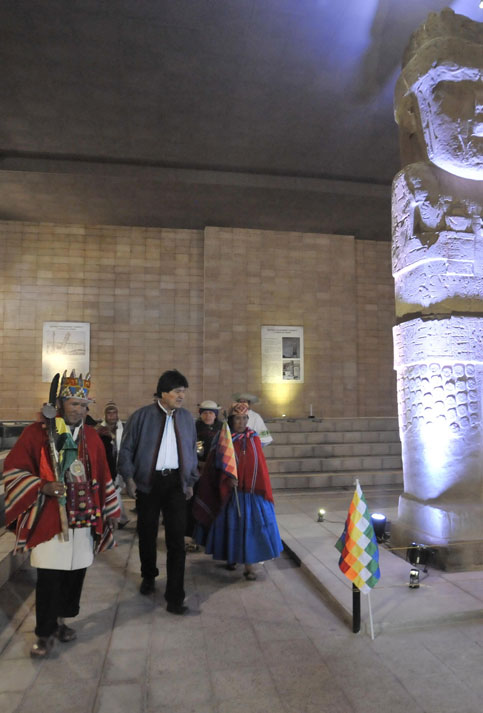 Momento en que el presidente Morales ingresa al museo Lítico de las ruinas precolombinas, una de las más importantes para la ceremonia ancestral. 