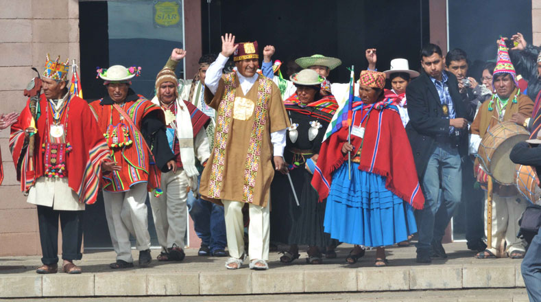El traje ceremonial es tejido de vicuña, con franjas laterales y pechera de oro, cerca del corazón. En la cultura inca sirve para que la autoridad ejerza su mando con la protección de sus ancestros y con una visión de ecuanimidad. 