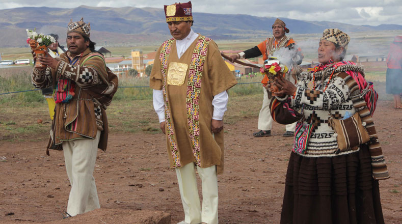 Mediante "saumerios", los yatiris (médicos y curanderos de la comunidad en la cultura aymara) pidieron sabiduría y salud para el jefe de Estado y para el pueblo boliviano. 