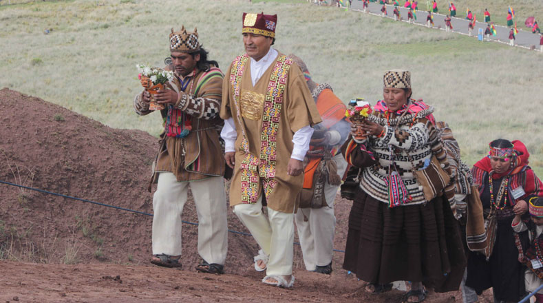 Evo Morales se dirige al templo de Kalasasaya donde un grupo de amautas le entregarán el Tupa o Tupay: las buenas energías de las personas. 