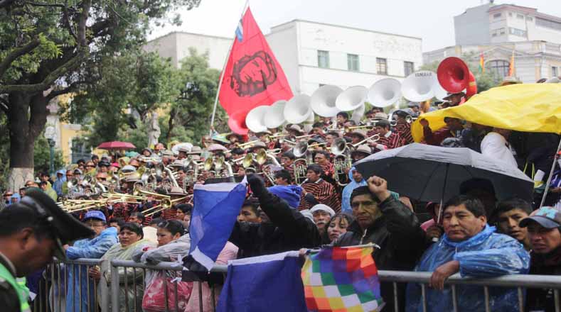 Los movimientos sociales apoyaron en el desfile de la toma de posesión de Gobierno de Evo Morales.