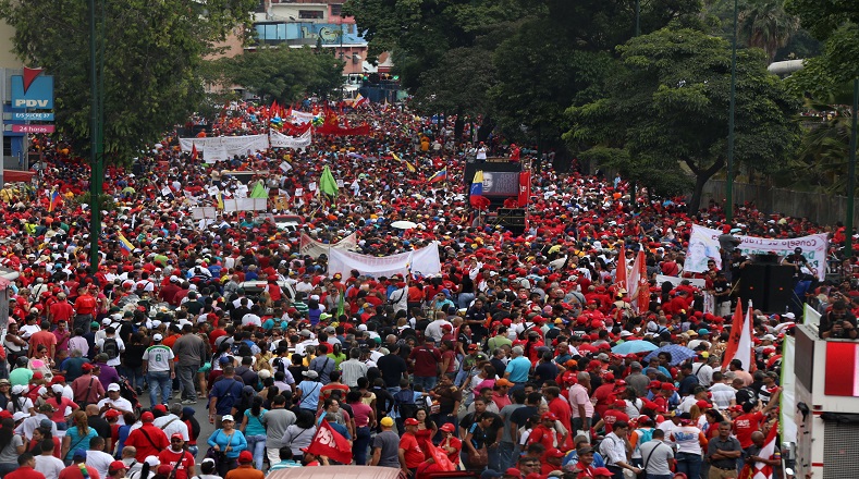Una multitud tomó la ciudad de Caracas, capital venezolana para recordar la caída de la dictadura y rechazar los intentos de desestabilización de la derecha venezolana