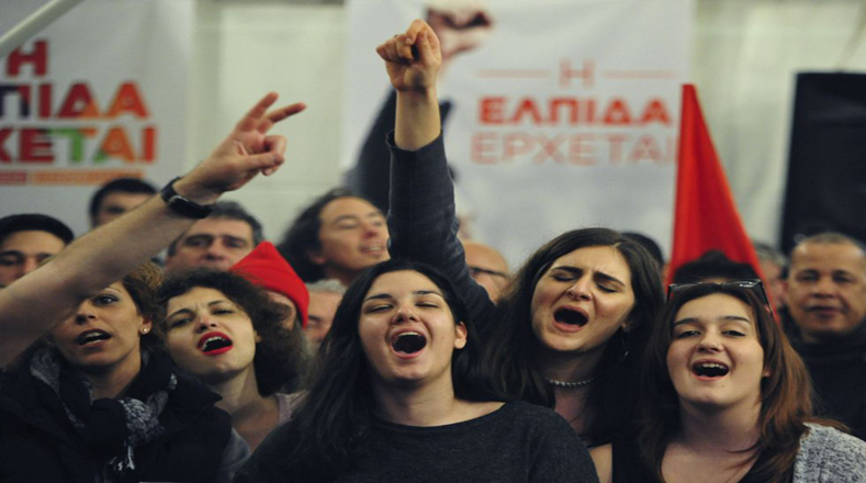 Los jóvenes griegos, quienes se vieron gravemente afectados por la falta de empleos y los recortes salariales, celebran la llegada de Syriza al poder.