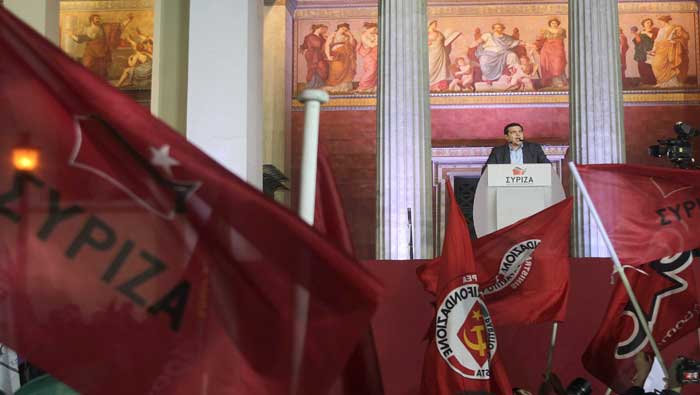 Tsipras estuvo acompañado por seguidores de Syriza en la sede de la Universidad de Atenas
