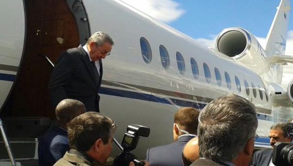 La delegación anfitriona de Costa Rica recibió al presidente de Cuba, Raúl Castro, en el Aeropuerto Internacional Juan Santamaría.