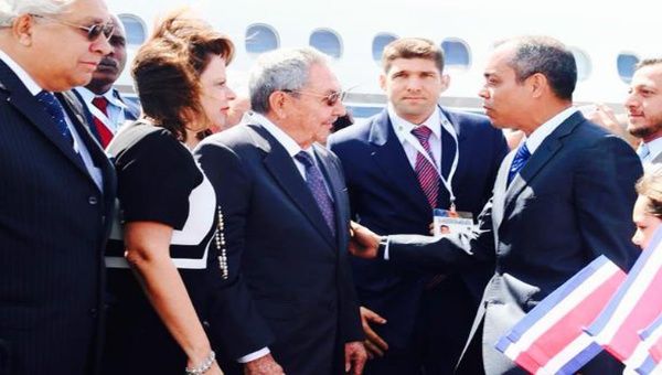 Acompañado por la delegación cubana, el jefe de Estado Raúl Castro pisó suelo costarricense.