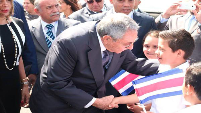 El presidente de Cuba Raúl Castro fue recibido por los niños de Costa Rica. (Foto: Casa Presidencial Costa Rica)