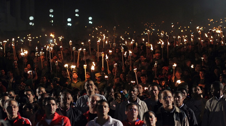 Miles de jóvenes, adultos, estudiantes y deportistas marcharon con antorchas para recordar al héroe José Martí.
