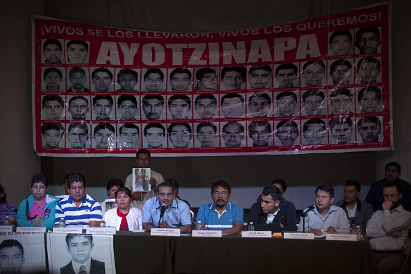Felipe de la Cruz padre de uno de los 43 normalistas desaparecidos, rechazó contundentemente la versión de la PGR.