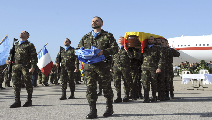El casco azul español, Franciso Javier Soria Toledo, fue despedido por su compañeros en el aeropuerto internacional de Beirut.