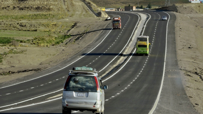 Inauguran primera carretera doble vía interdepartamental en Bolivia.