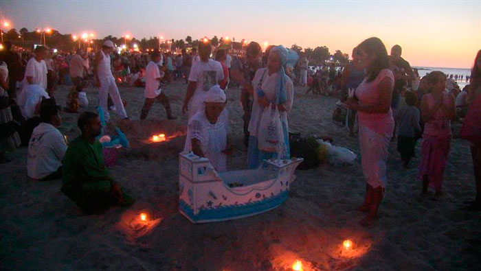 Cientos de uruguayos rinden culto a la diosa del mar