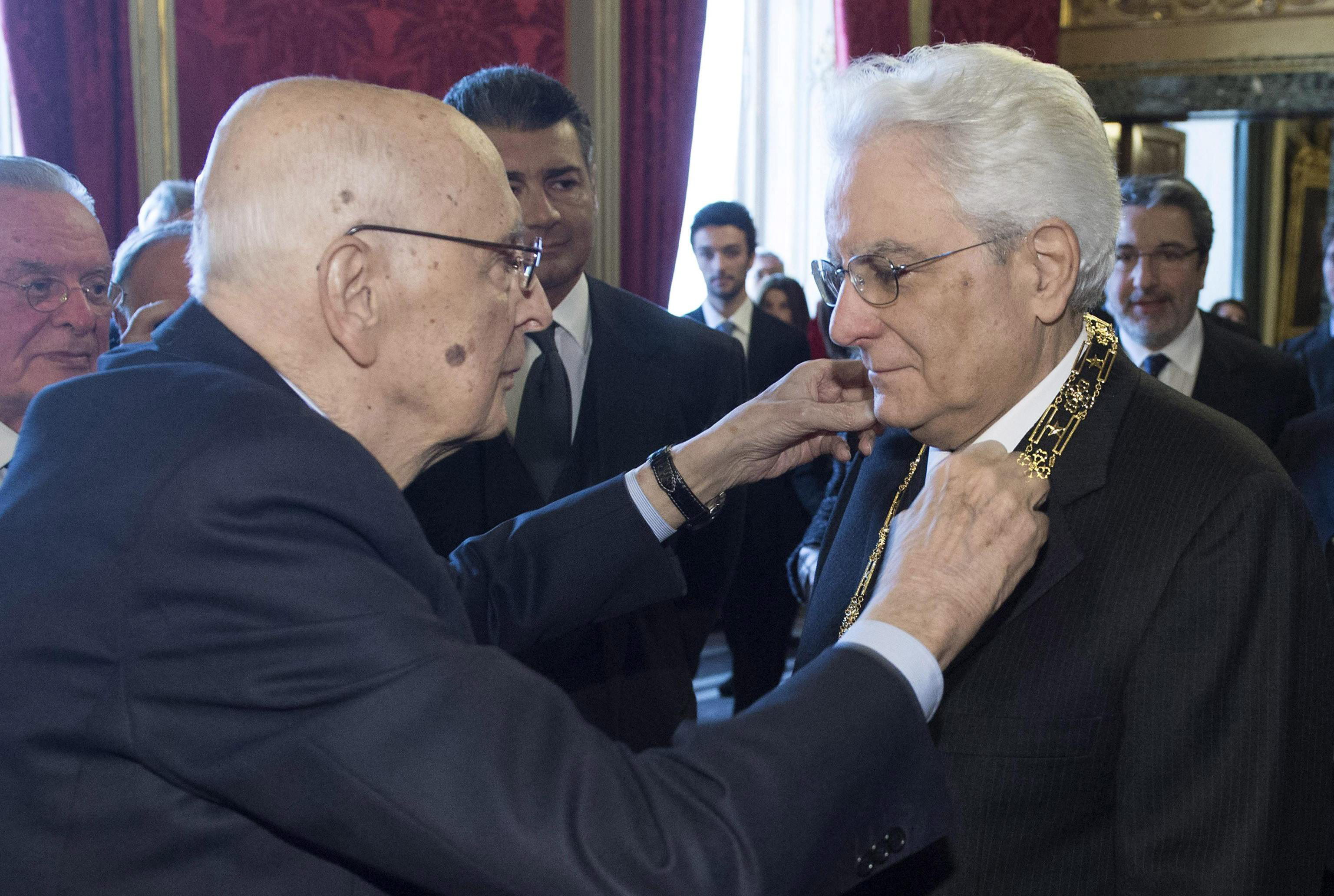 Matarrella recibe la Gran Cruz de Caballero de manos del presidente saliente, Giorgio Napolitano.