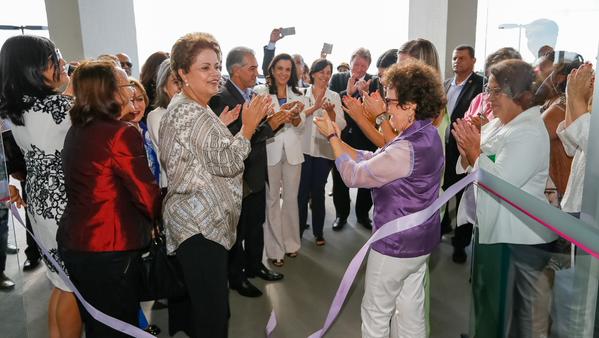 La presidenta Rousseff se encargó de hacer el corte de cinta.