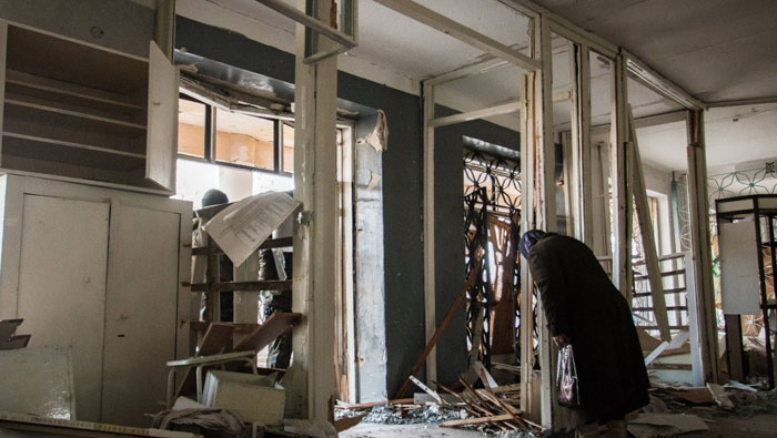 Varias viviendas resultaron afectadas tras los ataques en Donetsk.