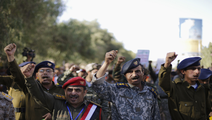 Oficiales policiales yemeníes que apoyan al movimiento rebelde hutí, en una manifestación el 2 de febrero de 2015.