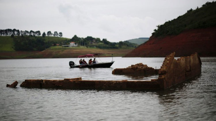 La sequía que afecta al río Jaguari hizo reaparecer las ruinas de una ciudad que fue sumergida, cuando comenzó la construcción de unos depósitos para generar energía.