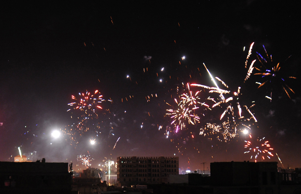 Los cielos de la capital de Yemen estaban coloridos por los fuegos artificiales lanzados por los hutíes.
