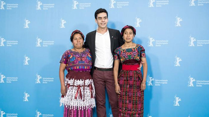 Jayro Bustamante junto a las actrices María Telón y María Mercedes Coroy.