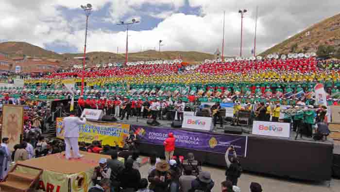 En el festival participaron grupos folklóricos bolivianos que tocaron temas tradicionales junto a los siete mil músicos.