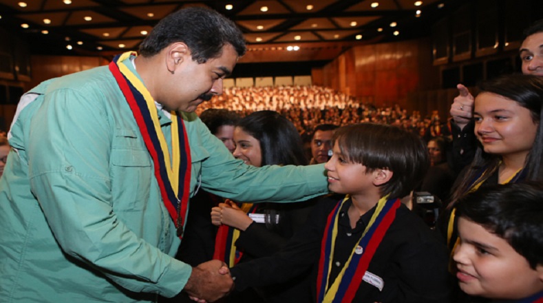 El presidente de Venezuela, Nicolás Maduro compartió con los niños músicos que estaban presente en el evento.