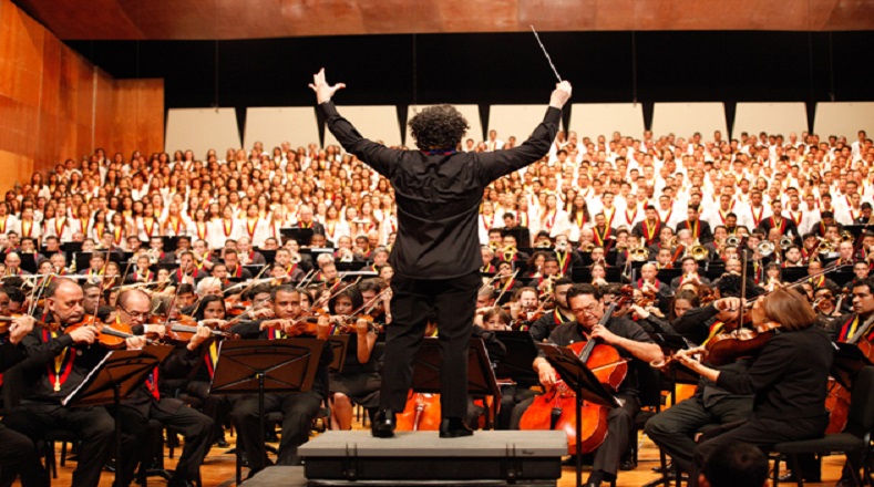 El director venezolano Gustavo Dudamel, tomó la batuta e inició el evento con las gloriosas notas del Himno Nacional.