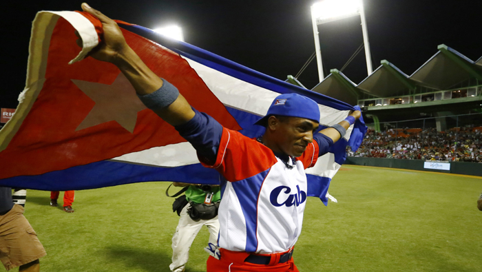 El lanzador Livan Moinelo celebra el campeonato obtenido por el equipo cubano este domingo en San Juan, Puerto Rico.