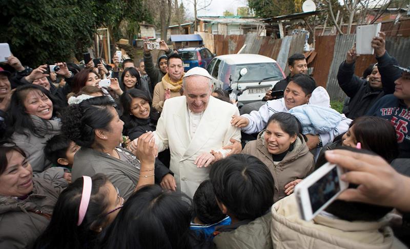 Imagen proporcionada por el diario del Vaticano L'Osservatore Romano muestra al Papa Francisco recibido durante una visita a un campo de refugiados en Roma, Italia.