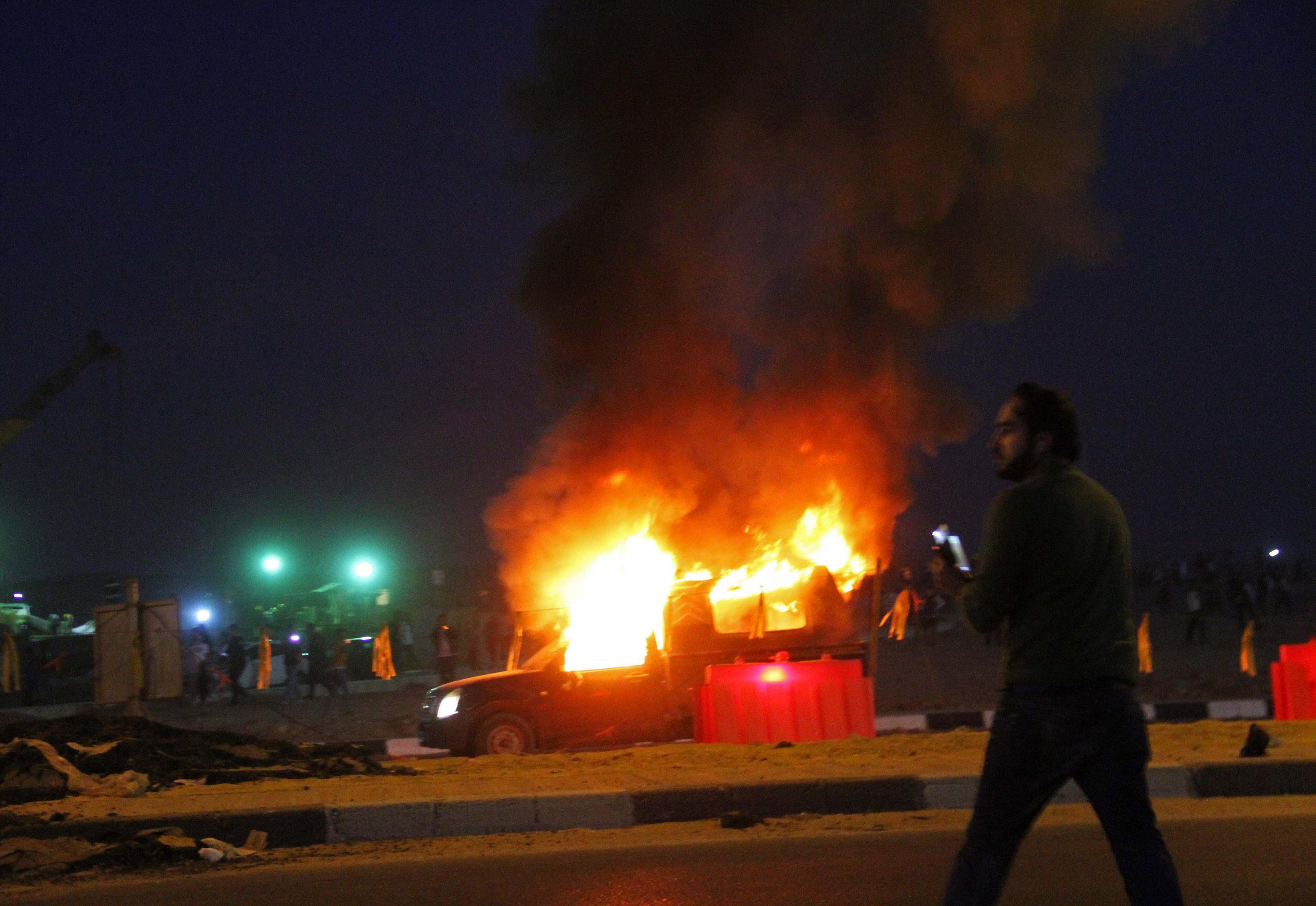 La Fiscalia informó que dos unidades policiales fueron quemadas durante los disturbios.