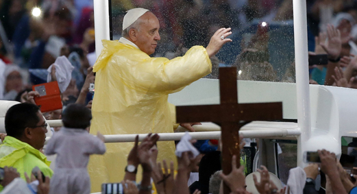 El papa Francisco acortó su visita en Filipinas por el mal tiempo.