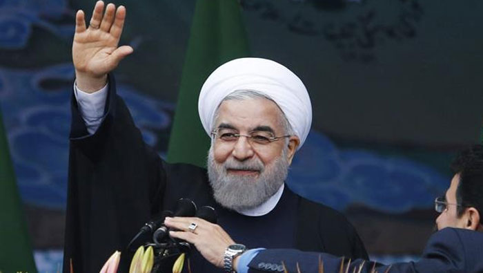 El presidente de Irán, Hasan Rohani, saludó a los ciudadanos que asistieron a la celebración del 36 aniversario de la victoria de la Revolución Islámica (1979).