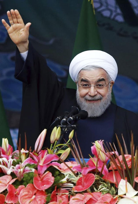 El presidente iraní, Hasan Rohani, saludó a la multitud que asistió a la ceremonia.