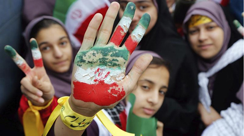 La mayoría de las estudiantes pintaron sus manos con los colores de la bandera de Irán.