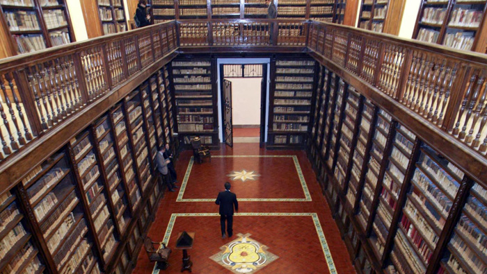 La biblioteca de Girolamini ubicada en Nápoles (sur de Italia) es conocida como la más emblemática y antigua de ese país.