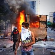 Венецуелски антиправителствени протестиращи в действие