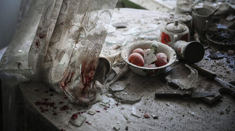 Fotógrafo ruso de la agencia European Pressphoto Agency (EPA) Sergei Ilnitsky, la imagen muestra los daños en la mesa de una cocina en el centro de Donetsk (Ucrania).