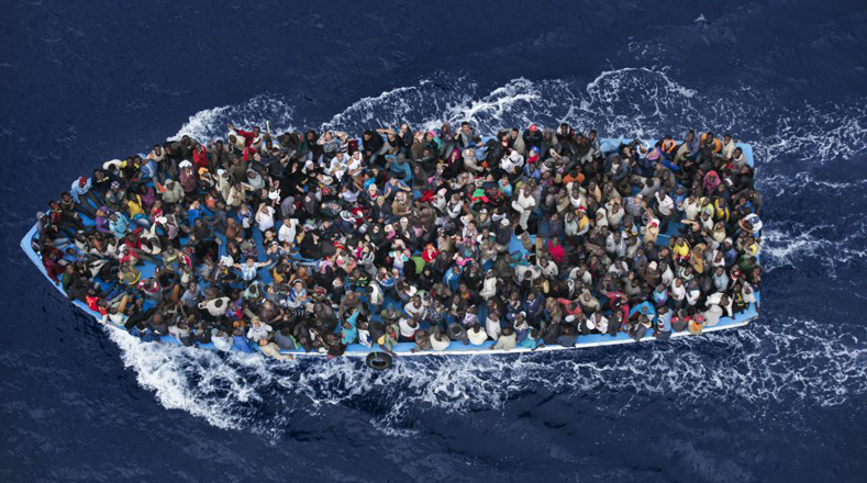 Fotógrafo italiano Massimo Sestini, muestra el rescate de inmigrantes por una fragata italiana el 7 de junio de 2014.