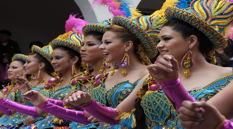  Mujeres en la danza de los caporales desfilaron en el Carnaval de Oruro.