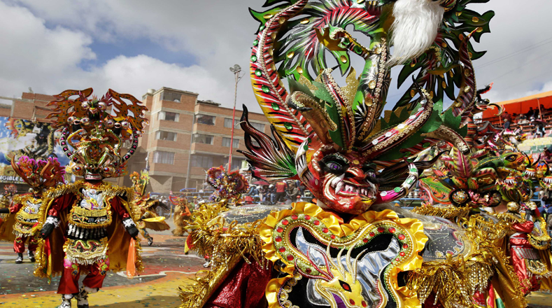 La "Diablada" es una de las danzas más tradicionales del folklore boliviano y característica principal del Carnaval de Oruro.
