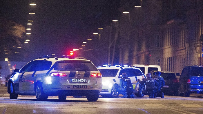 La policía mantiene acordonado el centro de Copenhague para buscar a los responsables de los tiroteos de este sábado.