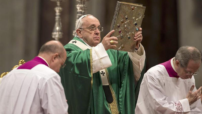 El papa Francisco sostiene el libro de los santos Evangelios durante la homilía con los nuevos cardenales en la Basílica de San Pedro.