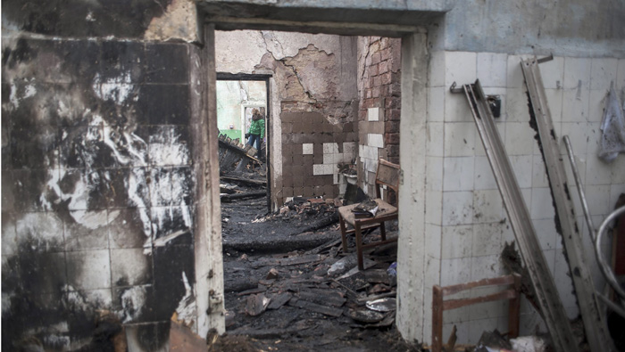 Una clínica en construcción fue blanco de ataques en Donetsk un día antes del inicio de la tregua.