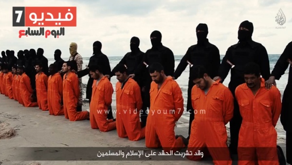 En las imágenes, aparecen varios extremistas, vestidos de negro, sujetando a los rehenes por la espalda y trasladándolos en fila por la orilla del mar.