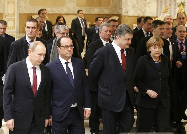 Los presidentes de Rusia, Vladimir Putin, de Francia, François Hollande, y Ucrania, Piotr Poroshenko, junto con la canciller alemana, Ángela Merkel, siguen trabajando para que se cumplan los acuerdos de Minsk.