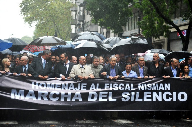 La marcha se desarrolló en Buenos Aires con plena lluvia.